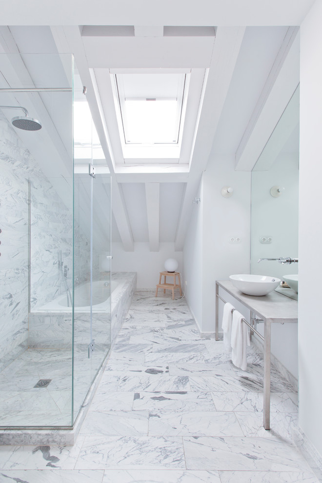 Inredning av ett minimalistiskt stort en-suite badrum, med vita väggar, ett fristående handfat och ett platsbyggt badkar