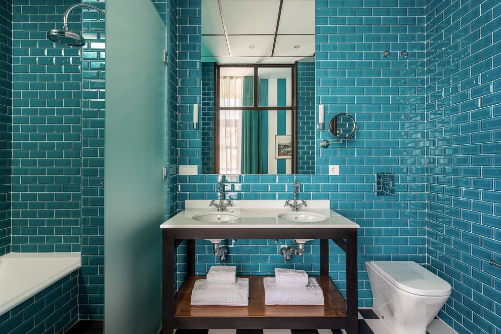 Свежая идея для дизайна: главная ванная комната среднего размера в морском стиле с открытыми фасадами, ванной в нише, душем над ванной, унитазом-моноблоком, синей плиткой, синими стенами, врезной раковиной, черными фасадами и плиткой кабанчик - отличное фото интерьера