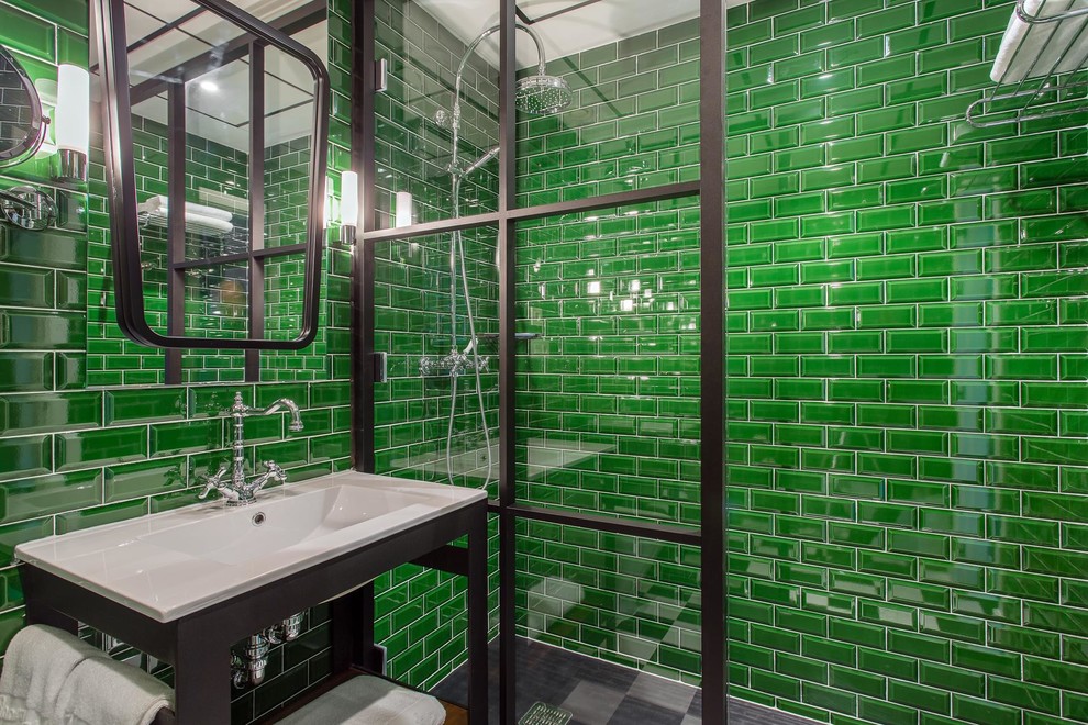 На фото: ванная комната среднего размера в стиле фьюжн с открытым душем, зелеными стенами, душевой кабиной, раковиной с несколькими смесителями и открытыми фасадами