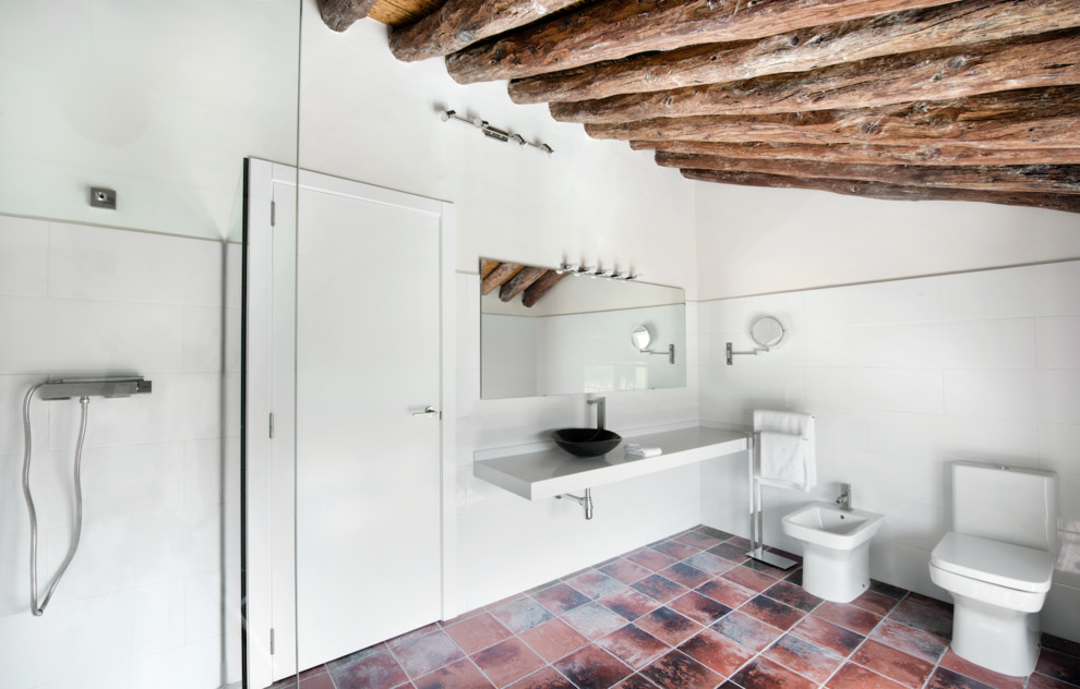 Свежая идея для дизайна: ванная комната в стиле рустика с унитазом-моноблоком, белой плиткой, белыми стенами и настольной раковиной - отличное фото интерьера