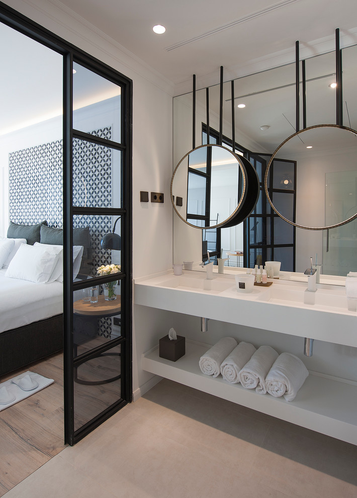 На фото: большая ванная комната в стиле неоклассика (современная классика) с открытыми фасадами, белыми фасадами, душем в нише, душевой кабиной и монолитной раковиной с