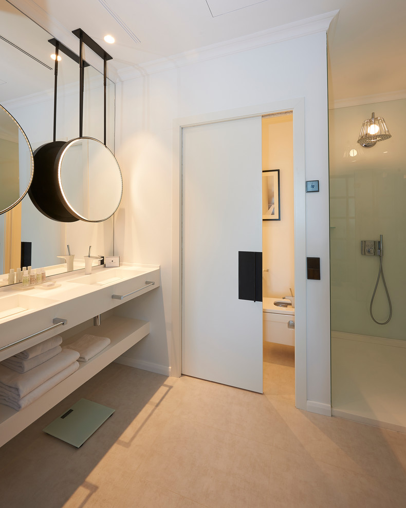 Inredning av ett klassiskt stort badrum med dusch, med öppna hyllor, vita skåp, en dusch i en alkov, en vägghängd toalettstol, vita väggar och ett integrerad handfat