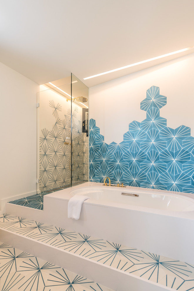 Idées déco pour une salle de bain principale contemporaine avec une douche à l'italienne, un carrelage bleu, un carrelage blanc, une cabine de douche à porte battante, une baignoire encastrée, un mur blanc et un sol blanc.