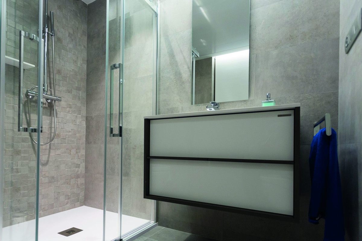 This is an example of a contemporary bathroom in Valencia.