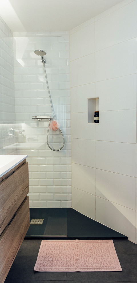 Inspiration för ett litet shabby chic-inspirerat en-suite badrum, med möbel-liknande, skåp i mellenmörkt trä, en kantlös dusch, en vägghängd toalettstol, vit kakel, mosaik, vita väggar, klinkergolv i keramik, ett avlångt handfat, bänkskiva i kvarts, svart golv och med dusch som är öppen