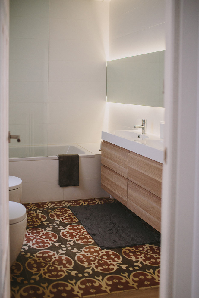Ejemplo de cuarto de baño minimalista con suelo multicolor