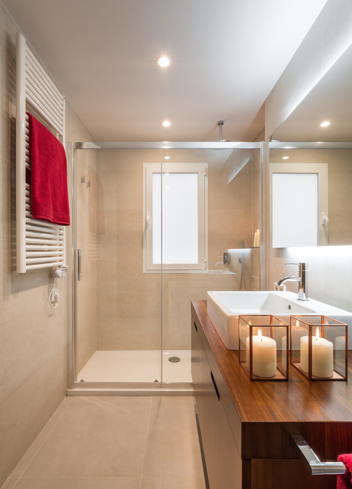 Exempel på ett mellanstort modernt brun brunt badrum med dusch, med släta luckor, skåp i mellenmörkt trä, beige väggar, ett fristående handfat, träbänkskiva, en dusch i en alkov och dusch med skjutdörr