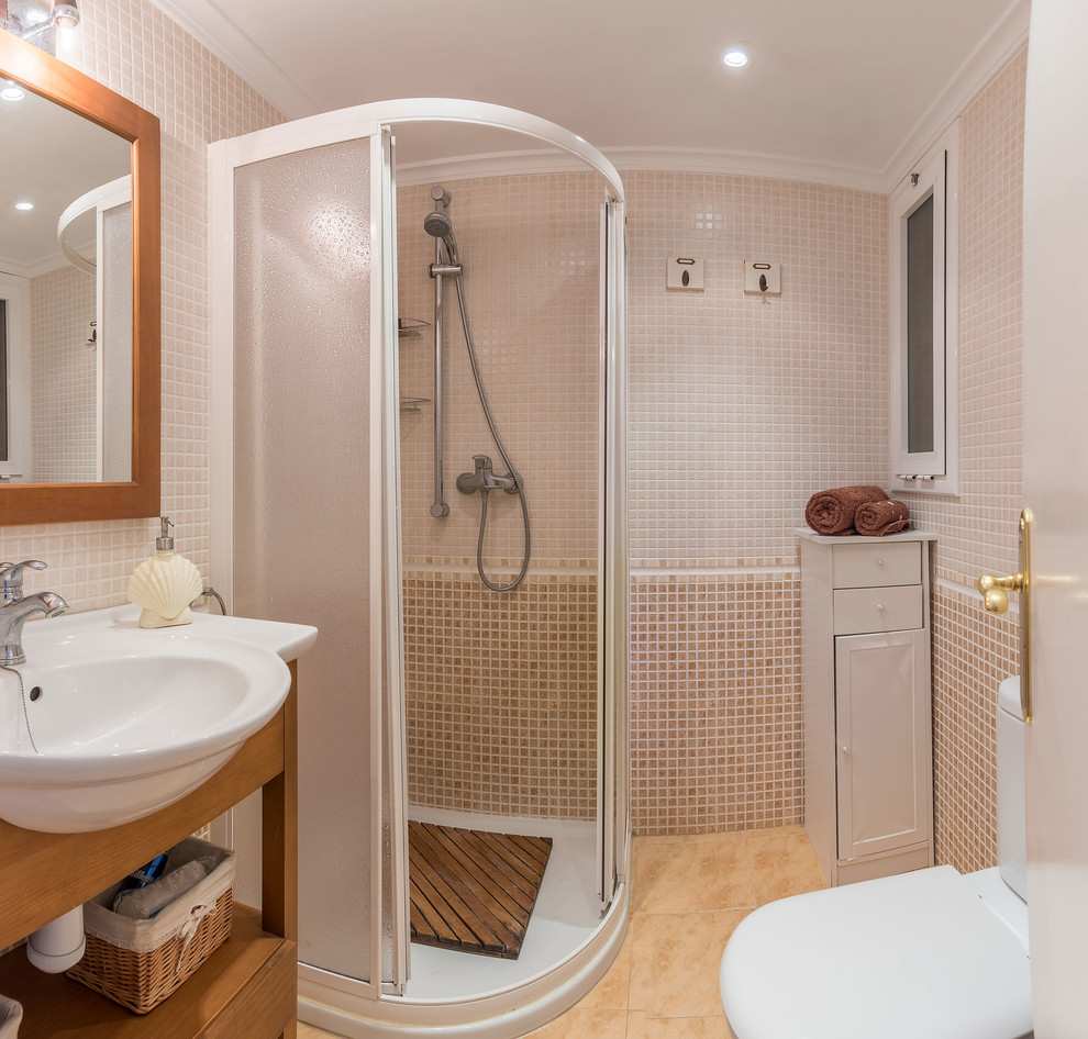 Foto de cuarto de baño costero pequeño con ducha esquinera, sanitario de dos piezas, aseo y ducha y lavabo encastrado