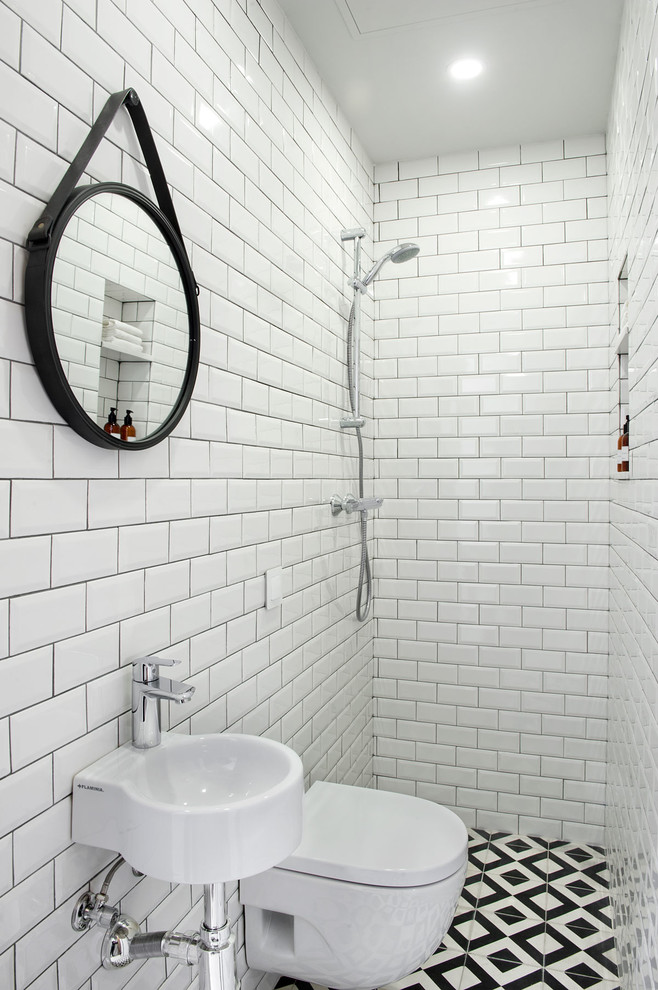 Inspiration för små industriella badrum med dusch, med en öppen dusch, en vägghängd toalettstol, vit kakel, tunnelbanekakel, klinkergolv i keramik, ett väggmonterat handfat, flerfärgat golv och med dusch som är öppen