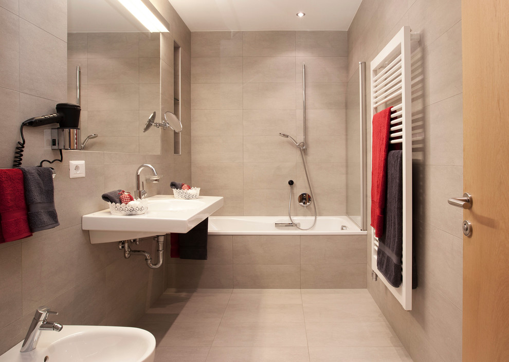 Inspiration för mellanstora moderna en-suite badrum, med ett platsbyggt badkar, beige kakel, keramikplattor, klinkergolv i keramik och ett väggmonterat handfat
