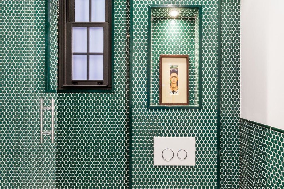 Ispirazione per una stanza da bagno padronale nordica di medie dimensioni con piastrelle verdi, piastrelle di vetro, pareti verdi e pavimento con piastrelle a mosaico