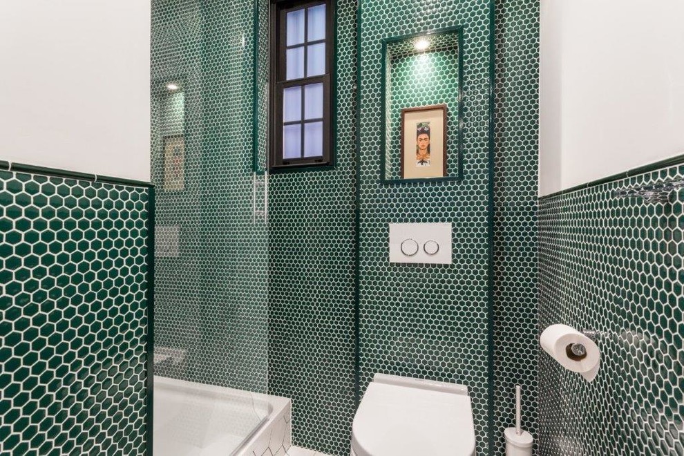 Immagine di una stanza da bagno padronale scandinava di medie dimensioni con piastrelle verdi, piastrelle di vetro, pareti verdi e pavimento con piastrelle a mosaico