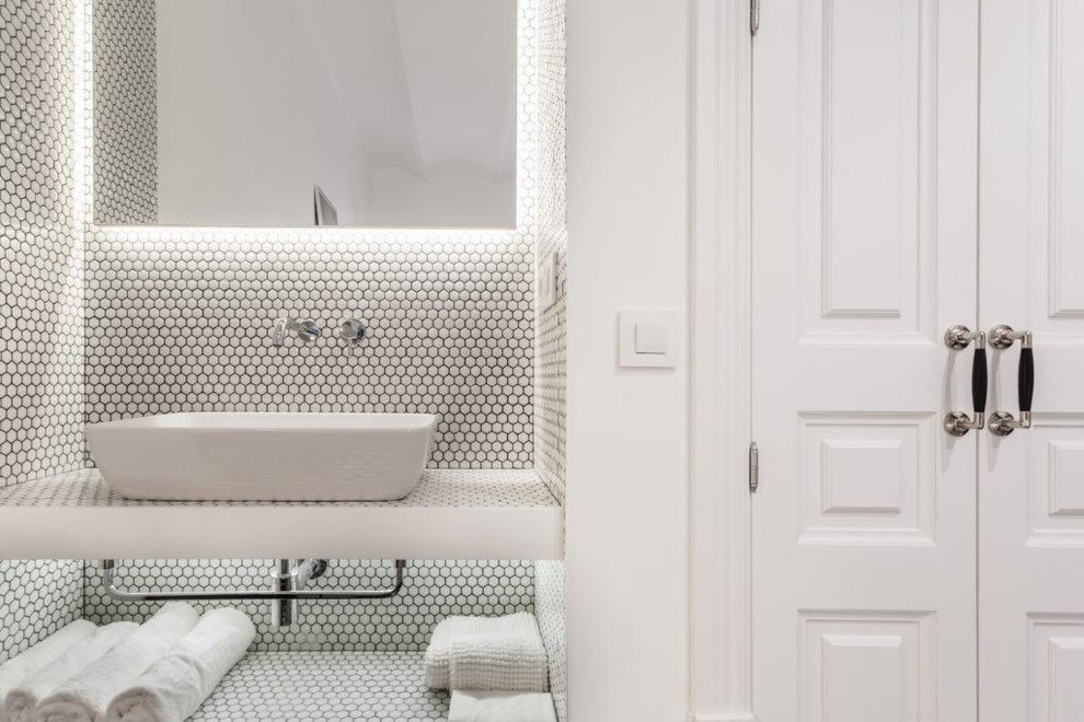 Foto de cuarto de baño nórdico de tamaño medio con baldosas y/o azulejos blancos, baldosas y/o azulejos de vidrio, paredes blancas y suelo con mosaicos de baldosas