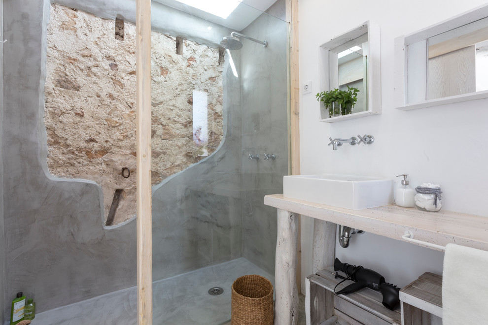 Aménagement d'une salle de bain montagne en bois clair de taille moyenne avec un placard sans porte, un mur blanc, une vasque et un plan de toilette en bois.