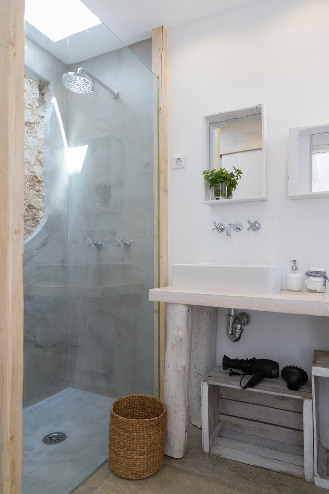 Imagen de cuarto de baño marinero de tamaño medio con armarios abiertos, ducha empotrada, paredes blancas, aseo y ducha y lavabo sobreencimera