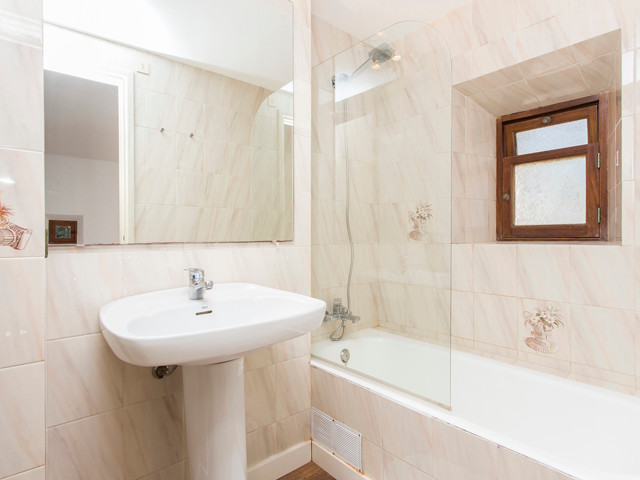 Immagine di una stanza da bagno con doccia chic di medie dimensioni con vasca ad alcova, vasca/doccia e lavabo a colonna