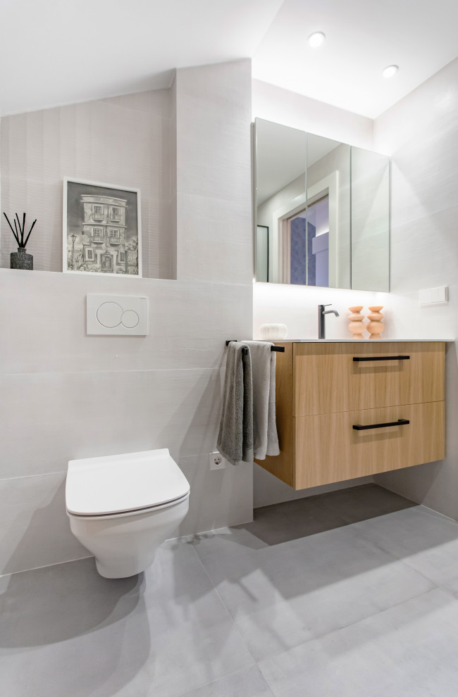 This is an example of a contemporary bathroom in Valencia.