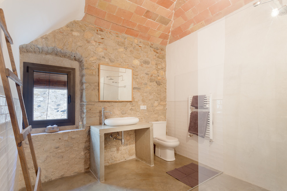 Imagen de cuarto de baño principal mediterráneo grande con ducha abierta, sanitario de dos piezas, paredes multicolor, lavabo sobreencimera y microcemento