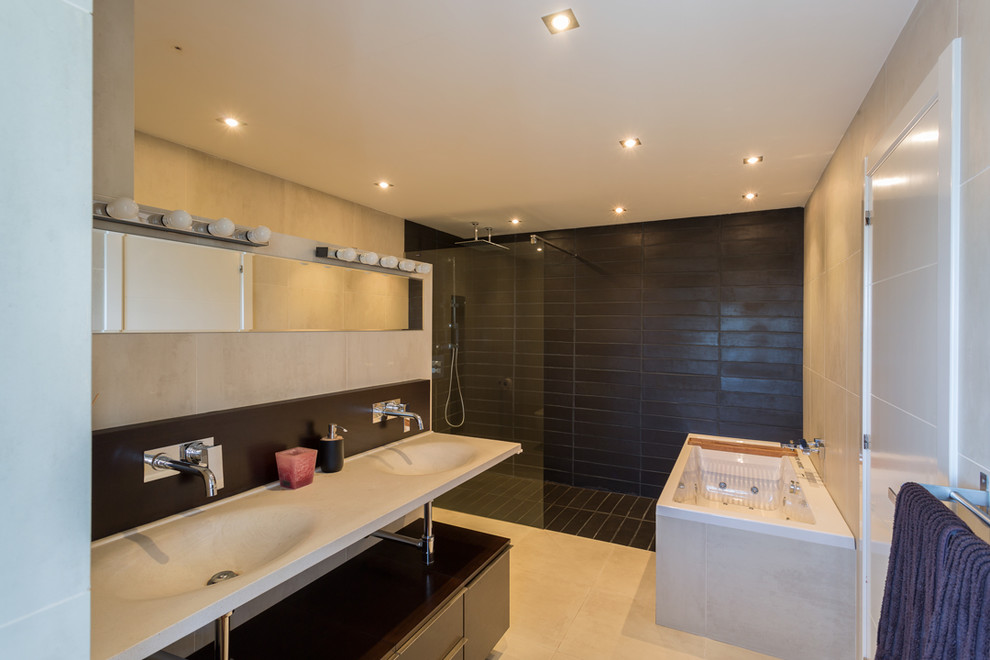 Idéer för ett stort klassiskt en-suite badrum, med släta luckor, svarta skåp, en jacuzzi, en kantlös dusch, flerfärgade väggar, klinkergolv i keramik och ett integrerad handfat