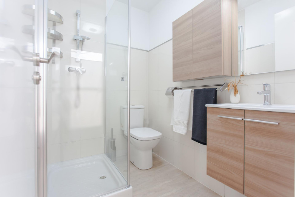 Photo of a small contemporary ensuite bathroom in Valencia with a floating vanity unit.