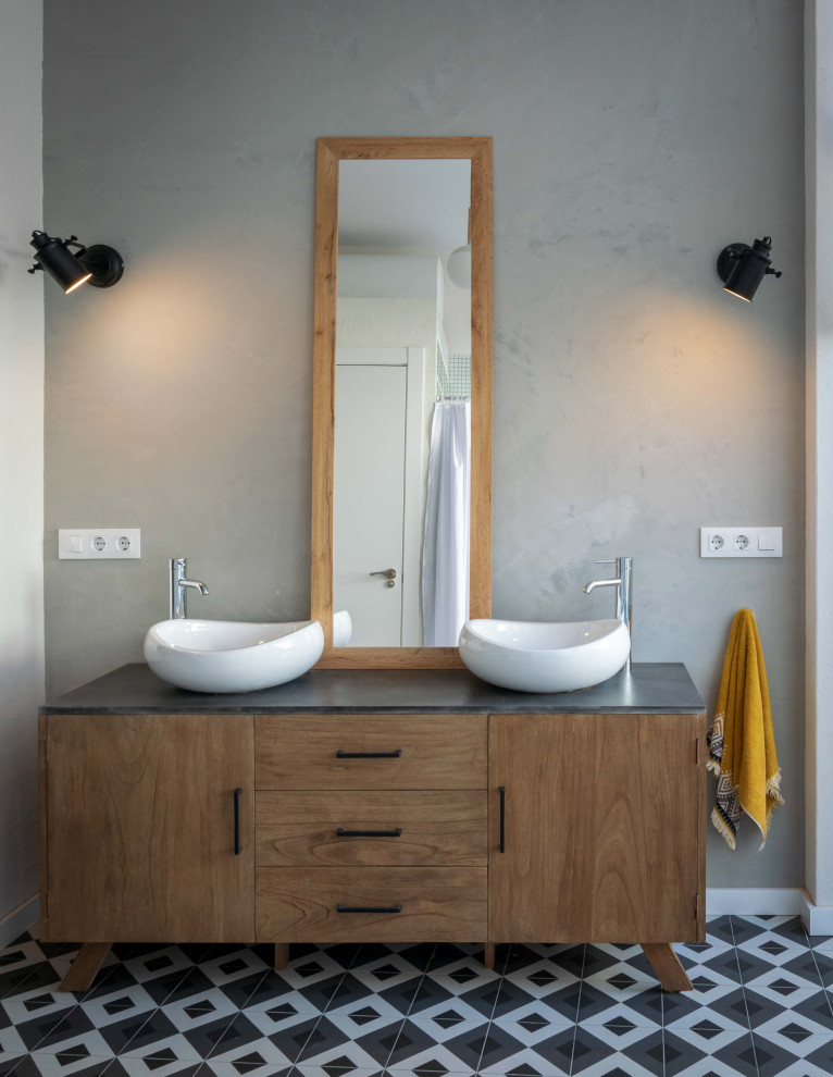 Idéer för att renovera ett mellanstort medelhavsstil grå grått en-suite badrum, med skåp i mellenmörkt trä, en toalettstol med hel cisternkåpa, svart och vit kakel, keramikplattor, grå väggar, ett fristående handfat, grått golv och släta luckor