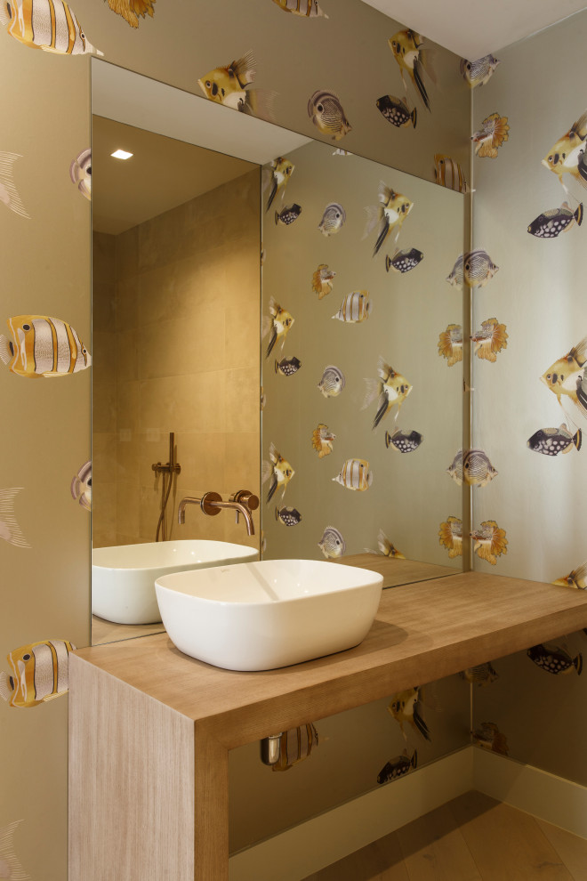 Modern inredning av ett mellanstort beige beige badrum, med ett fristående handfat, träbänkskiva och beiget golv