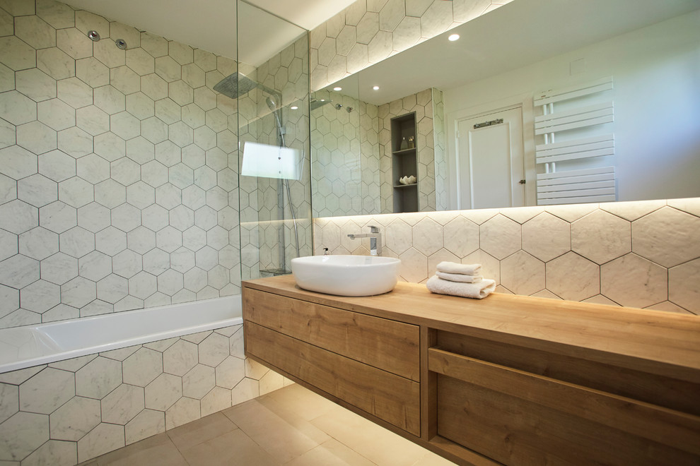 Exempel på ett modernt brun brunt en-suite badrum, med ett platsbyggt badkar, vit kakel, keramikplattor, vita väggar, träbänkskiva, ett fristående handfat, skåp i mellenmörkt trä, en dusch/badkar-kombination, cementgolv, beiget golv, med dusch som är öppen och släta luckor