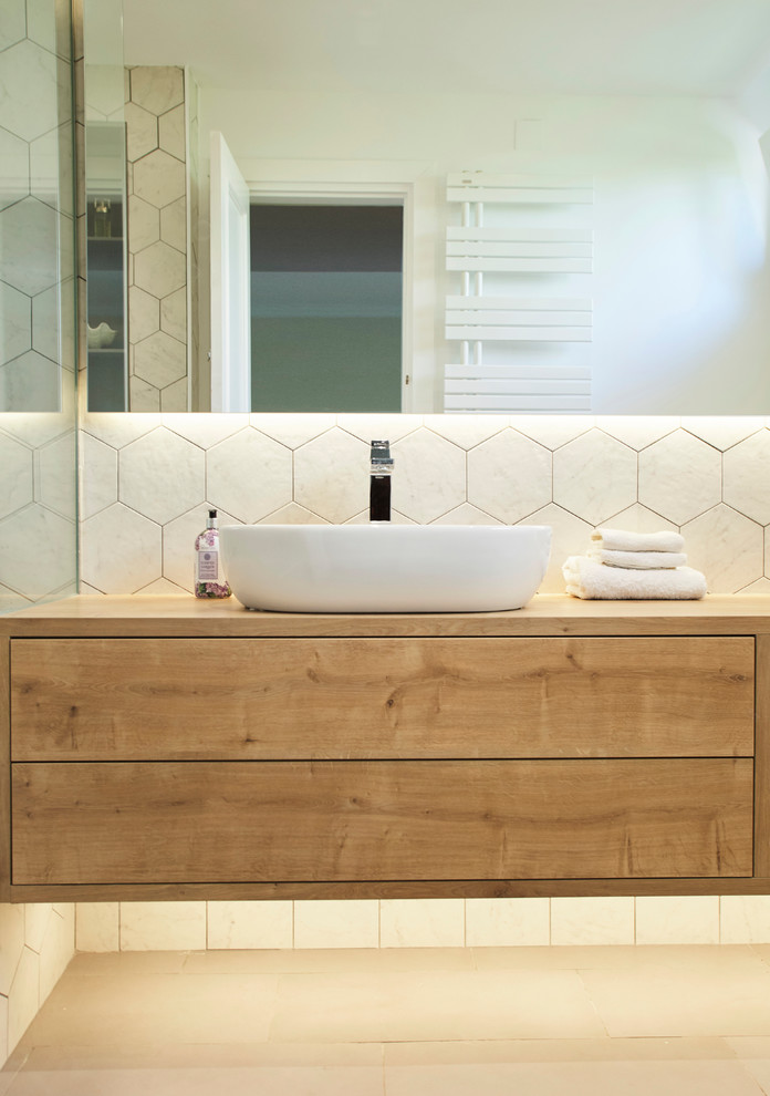 Idee per una stanza da bagno padronale contemporanea con ante in legno chiaro, vasca da incasso, piastrelle bianche, piastrelle in ceramica, pareti bianche e top in legno