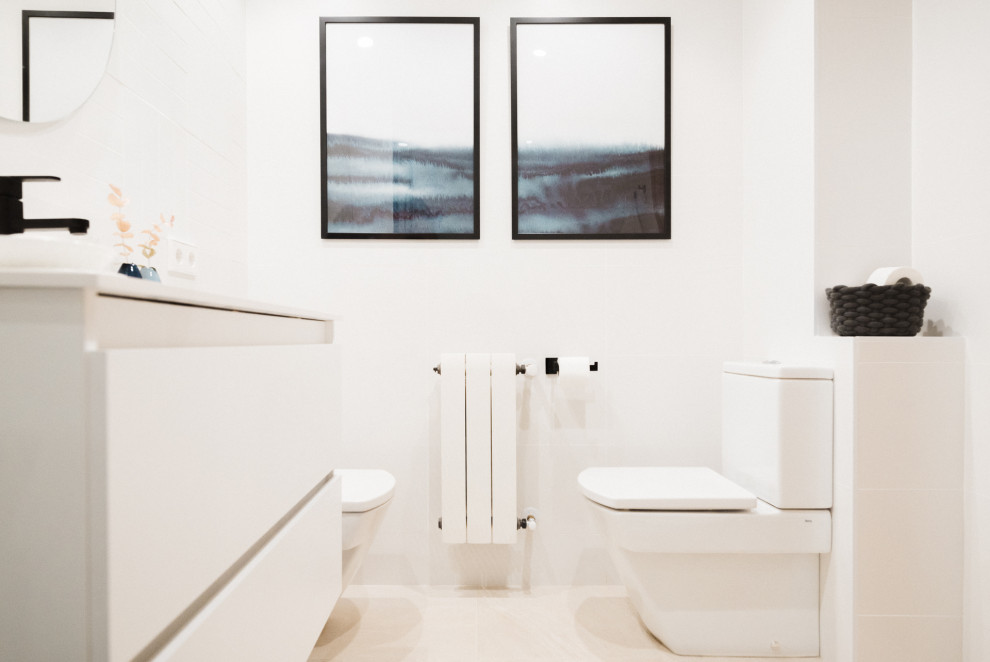 Idéer för att renovera ett stort minimalistiskt vit vitt badrum med dusch, med släta luckor, vita skåp, en kantlös dusch, en toalettstol med separat cisternkåpa, vit kakel, keramikplattor, vita väggar, klinkergolv i porslin, ett undermonterad handfat, bänkskiva i akrylsten, beiget golv och med dusch som är öppen