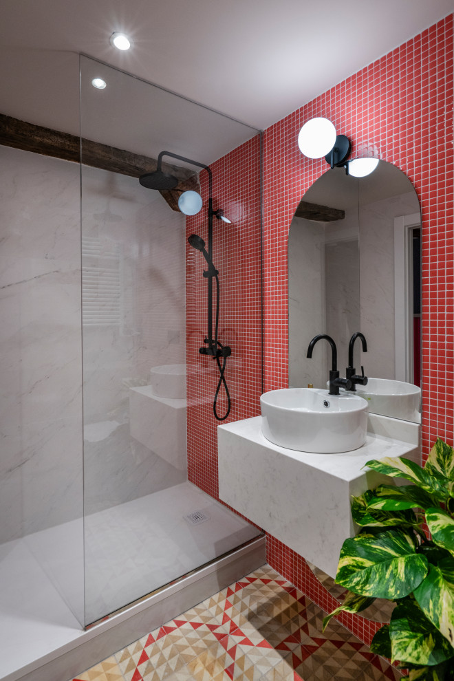 Idee per una stanza da bagno con doccia minimal con ante bianche, doccia alcova, piastrelle rosse, piastrelle bianche, piastrelle in ceramica, lavabo a bacinella, pavimento multicolore e top bianco