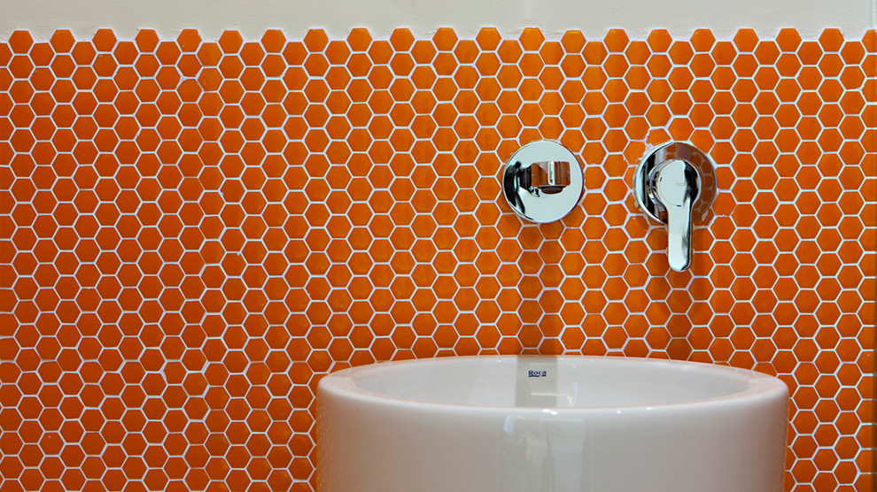 Foto de cuarto de baño moderno pequeño con baldosas y/o azulejos naranja, baldosas y/o azulejos en mosaico y parades naranjas