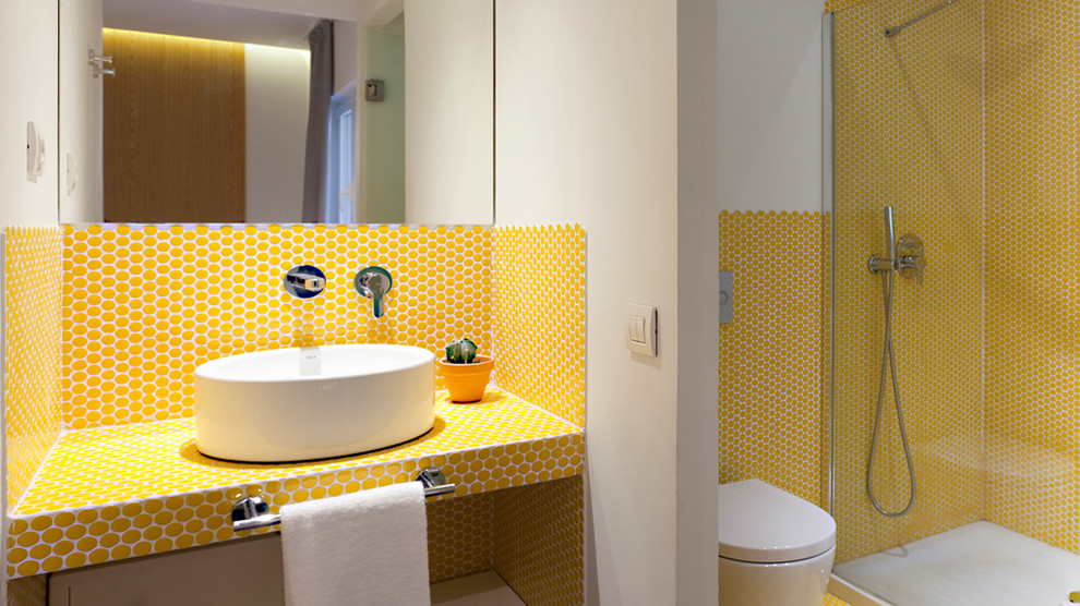 Foto di una piccola stanza da bagno minimalista con piastrelle gialle, piastrelle a mosaico e pareti gialle