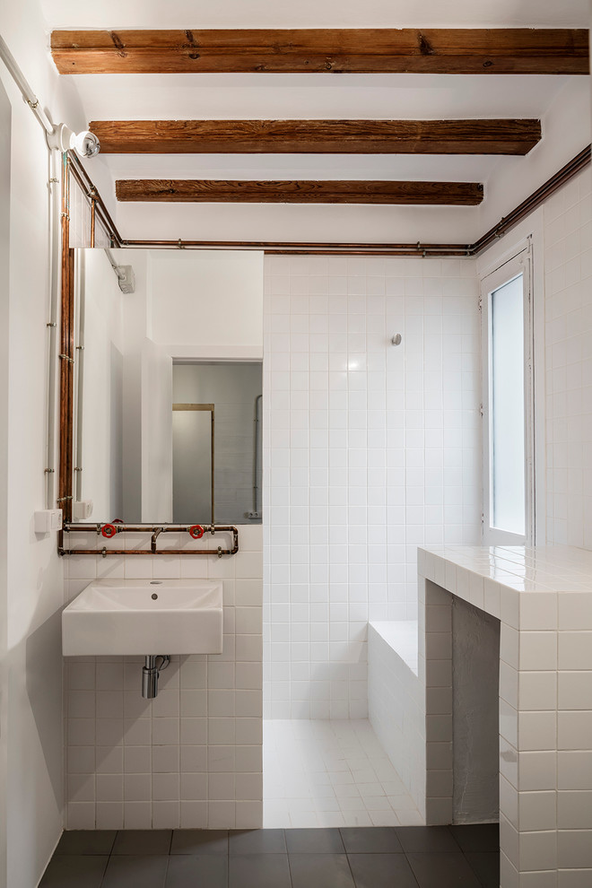 Imagen de cuarto de baño urbano de tamaño medio con ducha abierta, aseo y ducha y lavabo suspendido