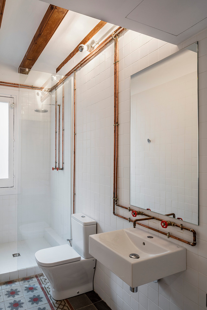 Idee per una stanza da bagno con doccia industriale di medie dimensioni con doccia aperta, WC a due pezzi, pareti bianche e lavabo sospeso