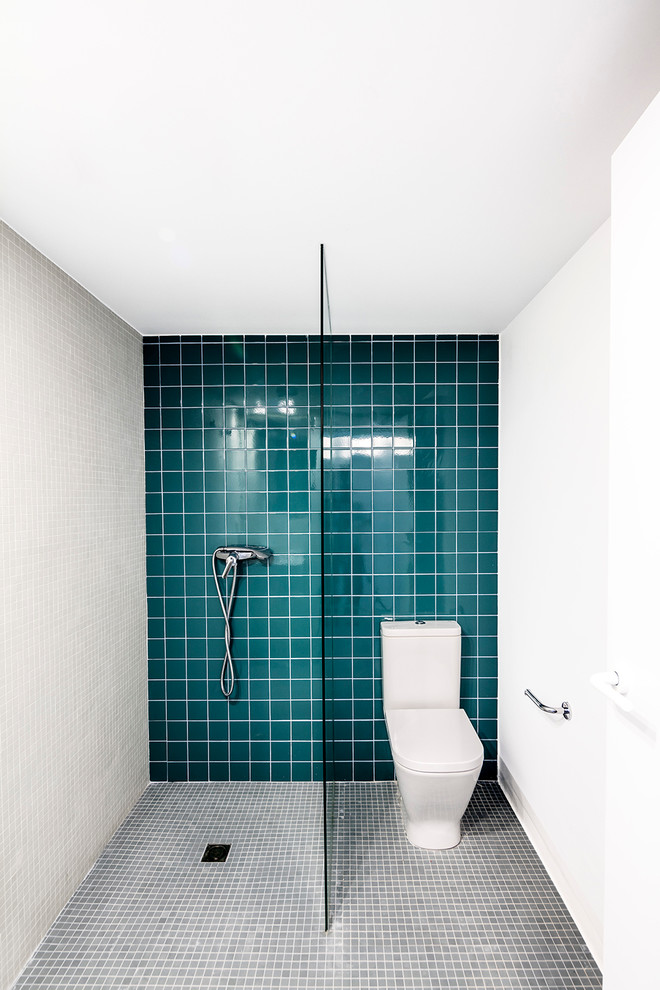 На фото: ванная комната среднего размера в современном стиле с открытым душем, раздельным унитазом и душевой кабиной с