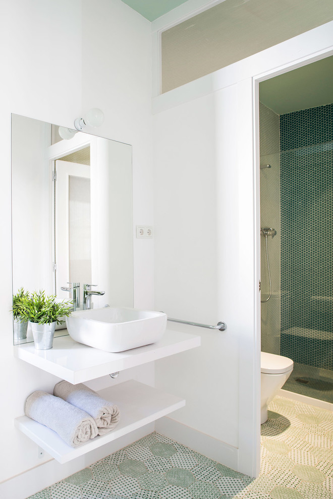 Inspiration pour une salle d'eau design de taille moyenne avec un placard sans porte, des portes de placard blanches, une douche à l'italienne, WC séparés, un mur blanc et une vasque.
