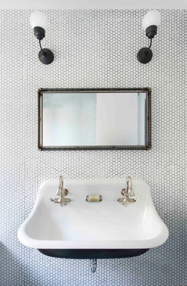 Imagen de cuarto de baño infantil minimalista grande con armarios tipo mueble, bañera empotrada, baldosas y/o azulejos blancos, baldosas y/o azulejos en mosaico y paredes blancas