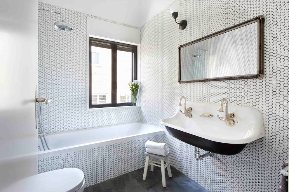 Ispirazione per una grande stanza da bagno con doccia contemporanea con vasca ad alcova, piastrelle bianche, piastrelle a mosaico, pareti bianche, vasca/doccia, lavabo sospeso e pavimento nero
