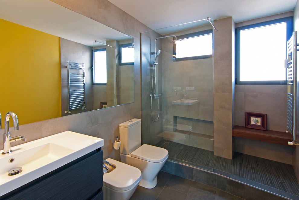 Foto di una stanza da bagno con doccia design di medie dimensioni con ante lisce, ante nere, doccia alcova, WC a due pezzi, pareti beige, pavimento con piastrelle in ceramica e lavabo integrato