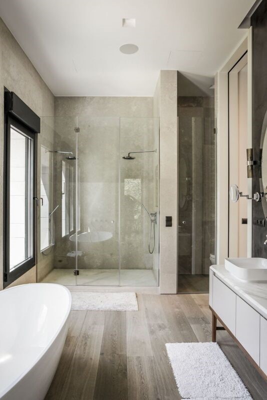 Esempio di una stanza da bagno contemporanea con vasca freestanding, piastrelle beige, piastrelle in pietra, pareti beige, parquet chiaro, lavabo a bacinella, top in marmo e doccia doppia
