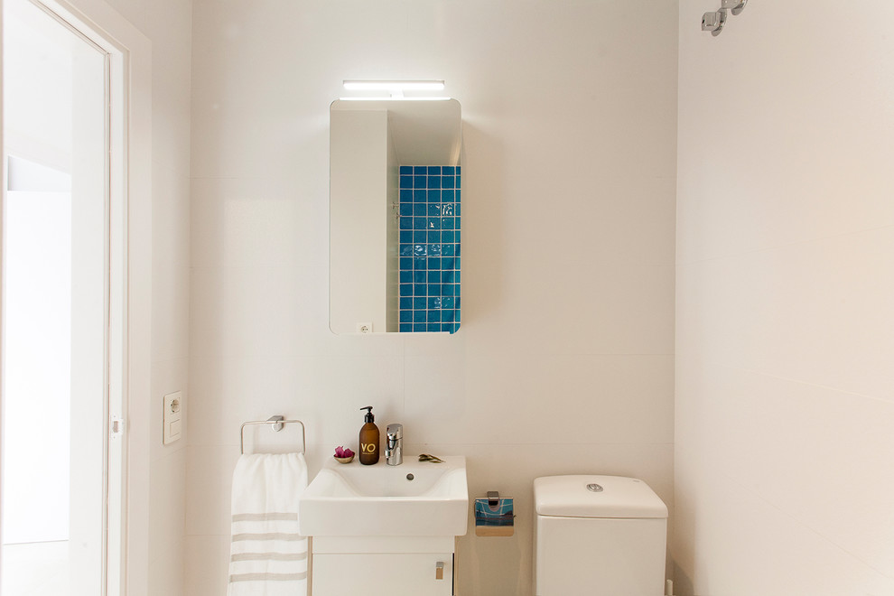 Réalisation d'une petite salle de bain principale méditerranéenne en bois brun avec un placard sans porte, un espace douche bain, WC séparés, un carrelage blanc, un carrelage de pierre, un mur blanc, un sol en travertin, un sol beige et aucune cabine.