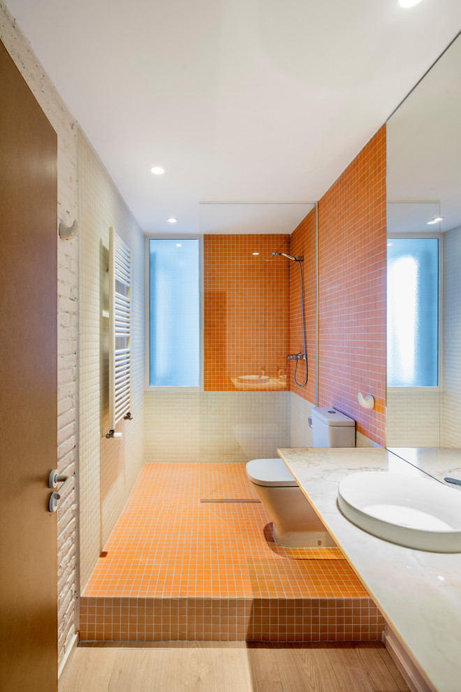 Inredning av ett modernt badrum med dusch, med vit kakel och orange kakel