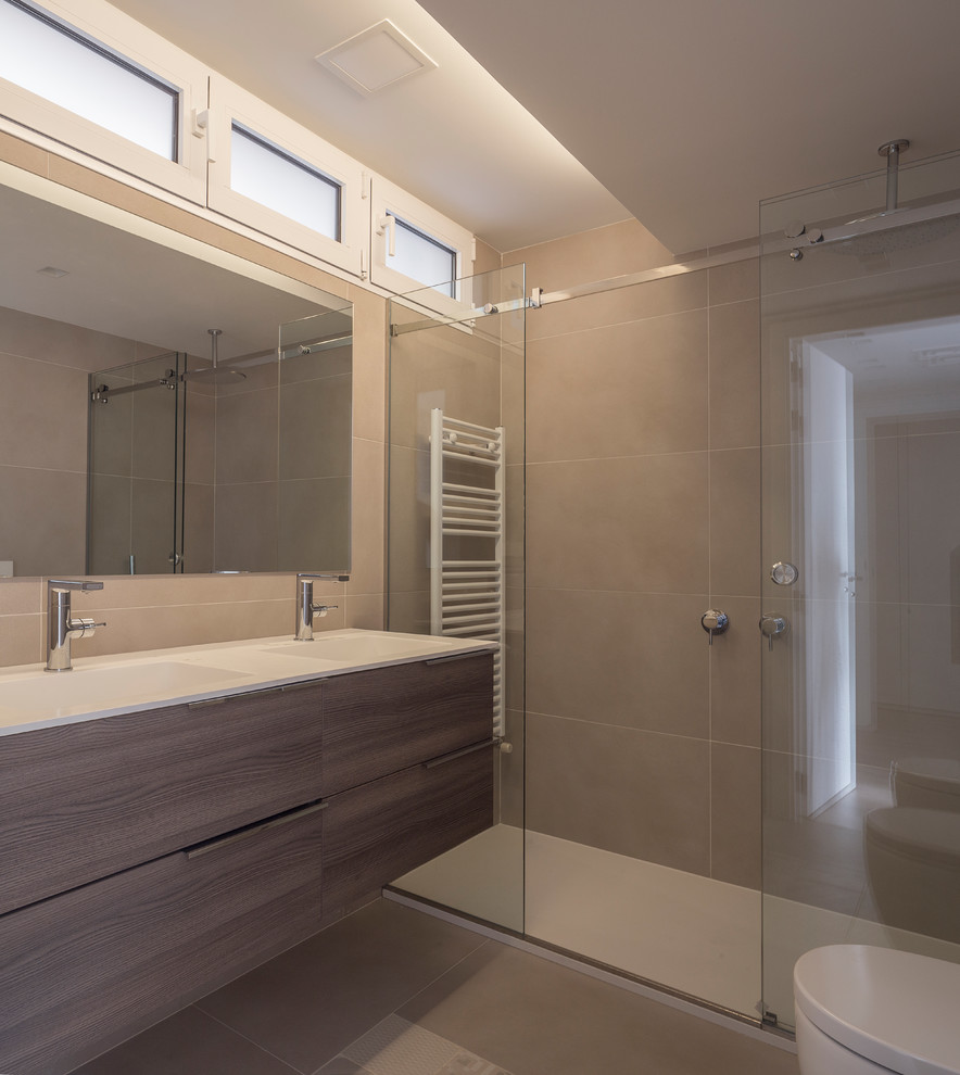 Aménagement d'une salle de bain principale scandinave en bois brun de taille moyenne avec un placard en trompe-l'oeil, WC séparés, un carrelage beige, des carreaux de céramique, un mur beige, un sol en carrelage de céramique et un lavabo posé.