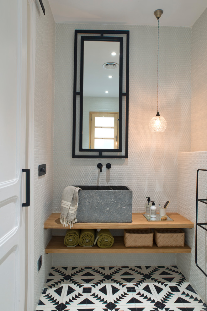 Idéer för att renovera ett minimalistiskt badrum med dusch, med öppna hyllor, skåp i mellenmörkt trä, svart och vit kakel, vita väggar, ett fristående handfat och träbänkskiva