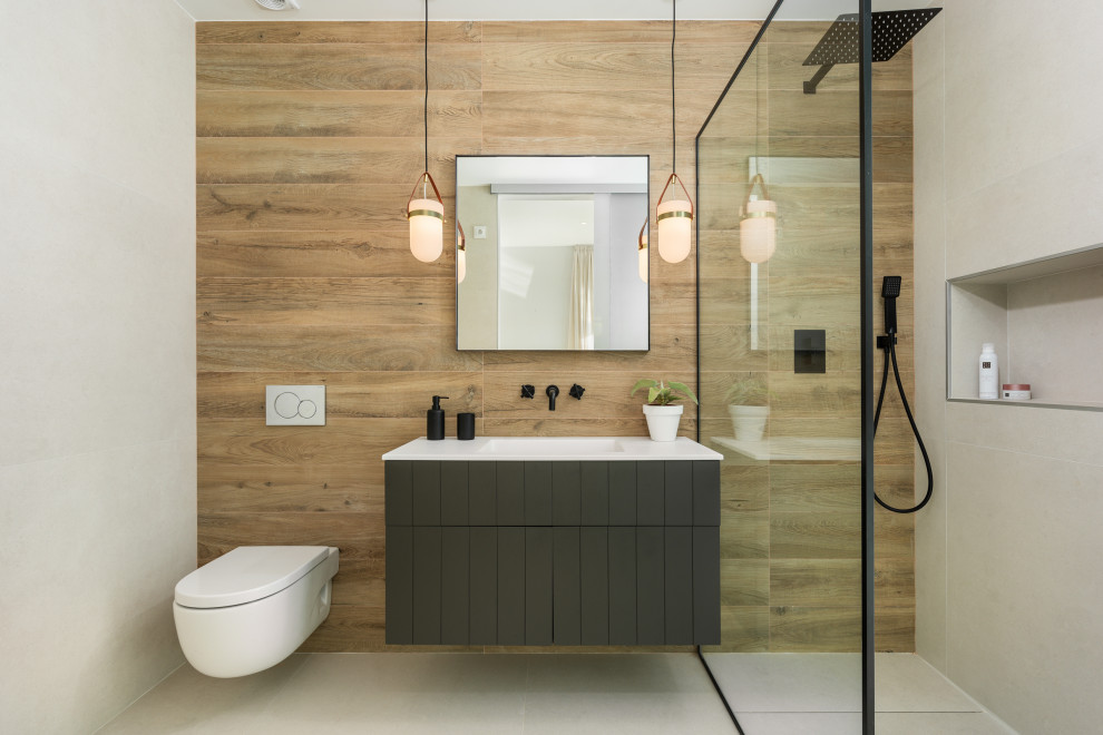 Exempel på ett mellanstort modernt vit vitt badrum med dusch, med släta luckor, vita skåp, en hörndusch, beige väggar, klinkergolv i porslin, ett undermonterad handfat, beiget golv och med dusch som är öppen