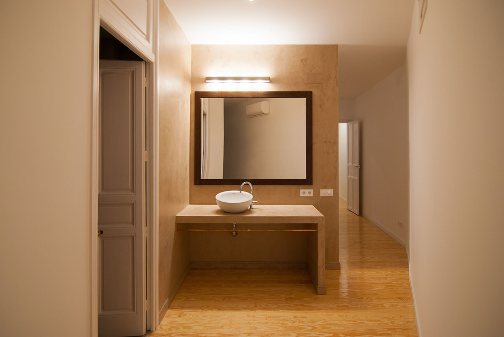 Diseño de cuarto de baño principal clásico renovado grande con paredes beige, suelo de madera clara, lavabo sobreencimera, armarios abiertos, puertas de armario beige, baldosas y/o azulejos beige, suelo amarillo y microcemento