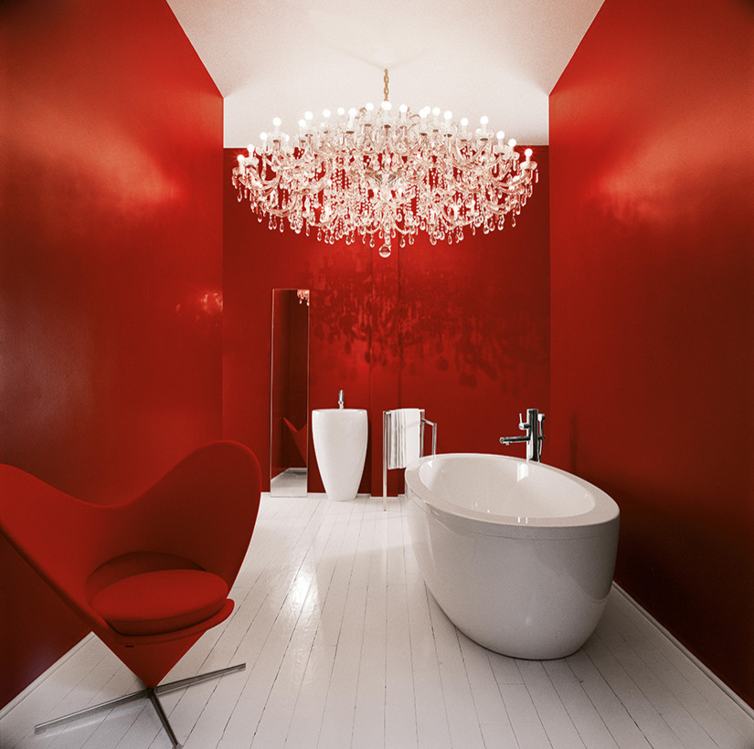 Идея дизайна: ванная комната среднего размера в стиле фьюжн с отдельно стоящей ванной и красными стенами