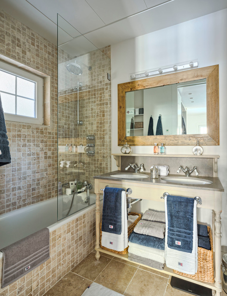 Imagen de cuarto de baño de estilo de casa de campo con espejo con luz