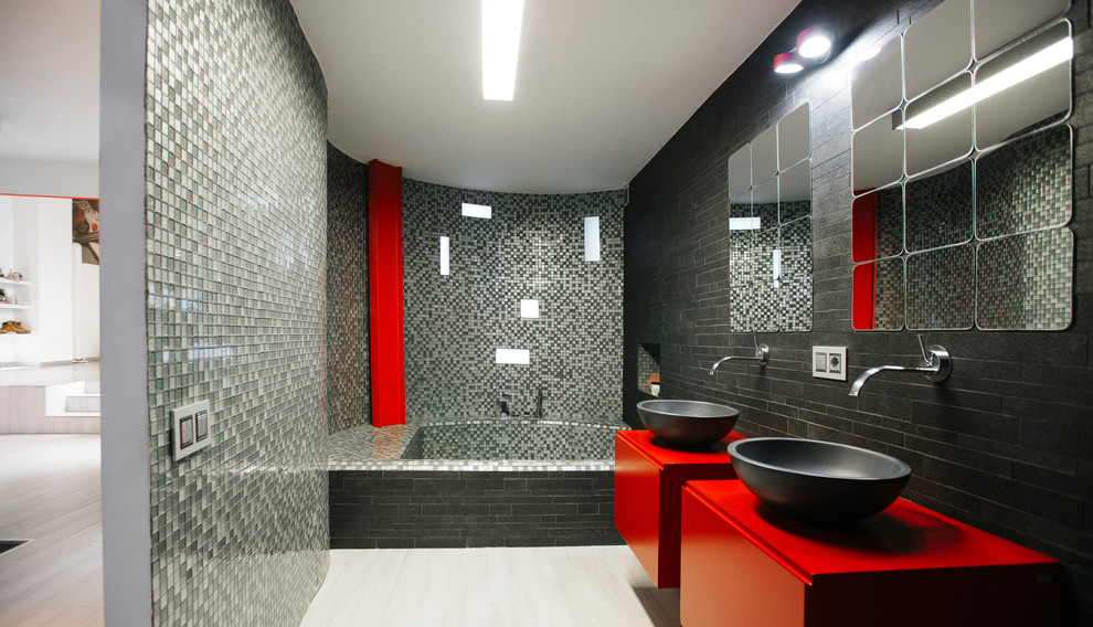 Imagen de cuarto de baño principal contemporáneo grande con bañera encastrada, combinación de ducha y bañera, paredes grises y lavabo sobreencimera
