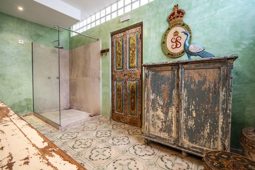 Идея дизайна: ванная комната среднего размера в стиле фьюжн с угловым душем, зелеными стенами, полом из цементной плитки и открытым душем